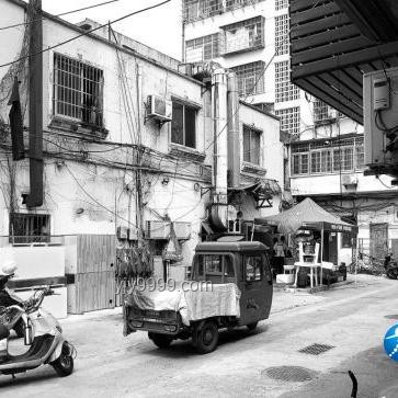 游客饭店门口停车被打，当地回应及解决方案